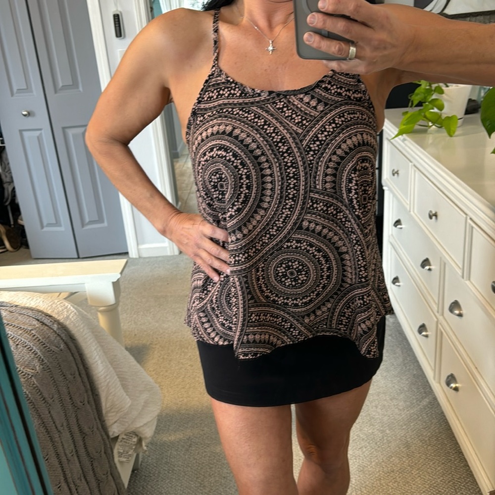 Pale, pink and black summer top. Size M very flattering doesn’t wrinkle. Bin 8